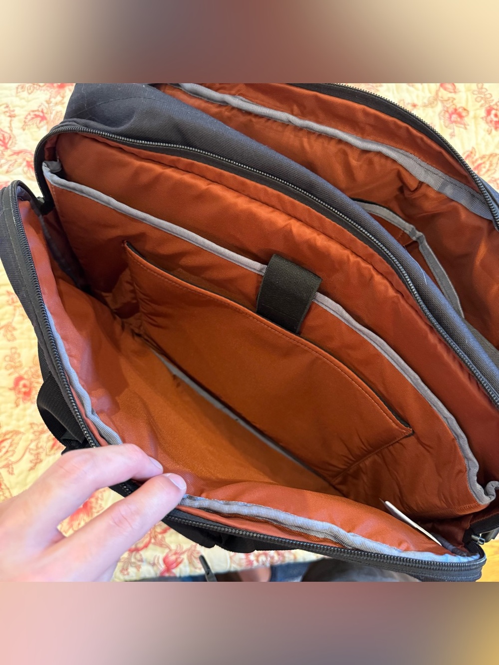 Beautiful New L.L. Bean Black Men's Messenger Bag! - Picture 5 of 8
